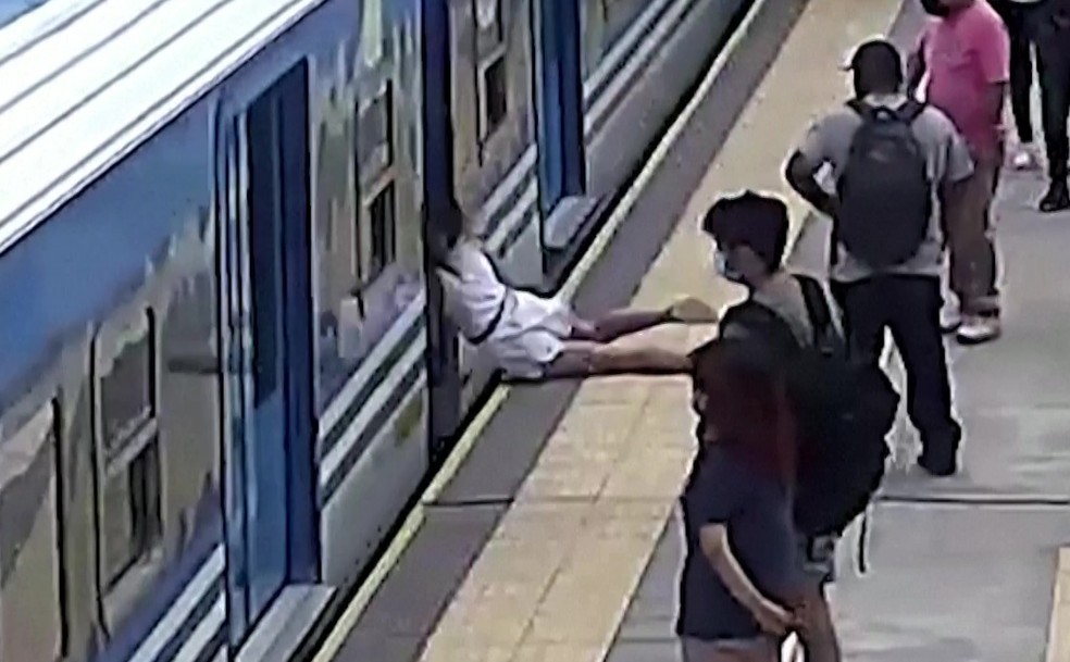Mulher cai em cima de um trem em movimento na Argentina — Foto: Reprodução\Ministério de Transporte da Argentina