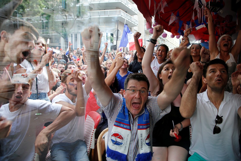 Torcedores da França comemoram em Paris (Foto: Reuters)