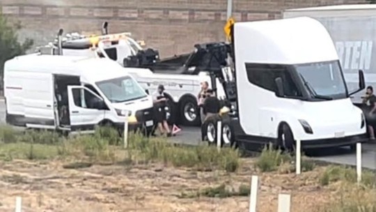 Vídeo: Caminhão elétrico da Tesla desmonta em rodovia sete semanas antes do lançamento 