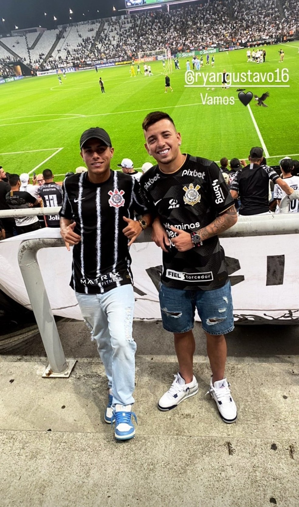 Da reserva para a arquibancada: jovem meia do Corinthians assiste a jogo no meio de organizada