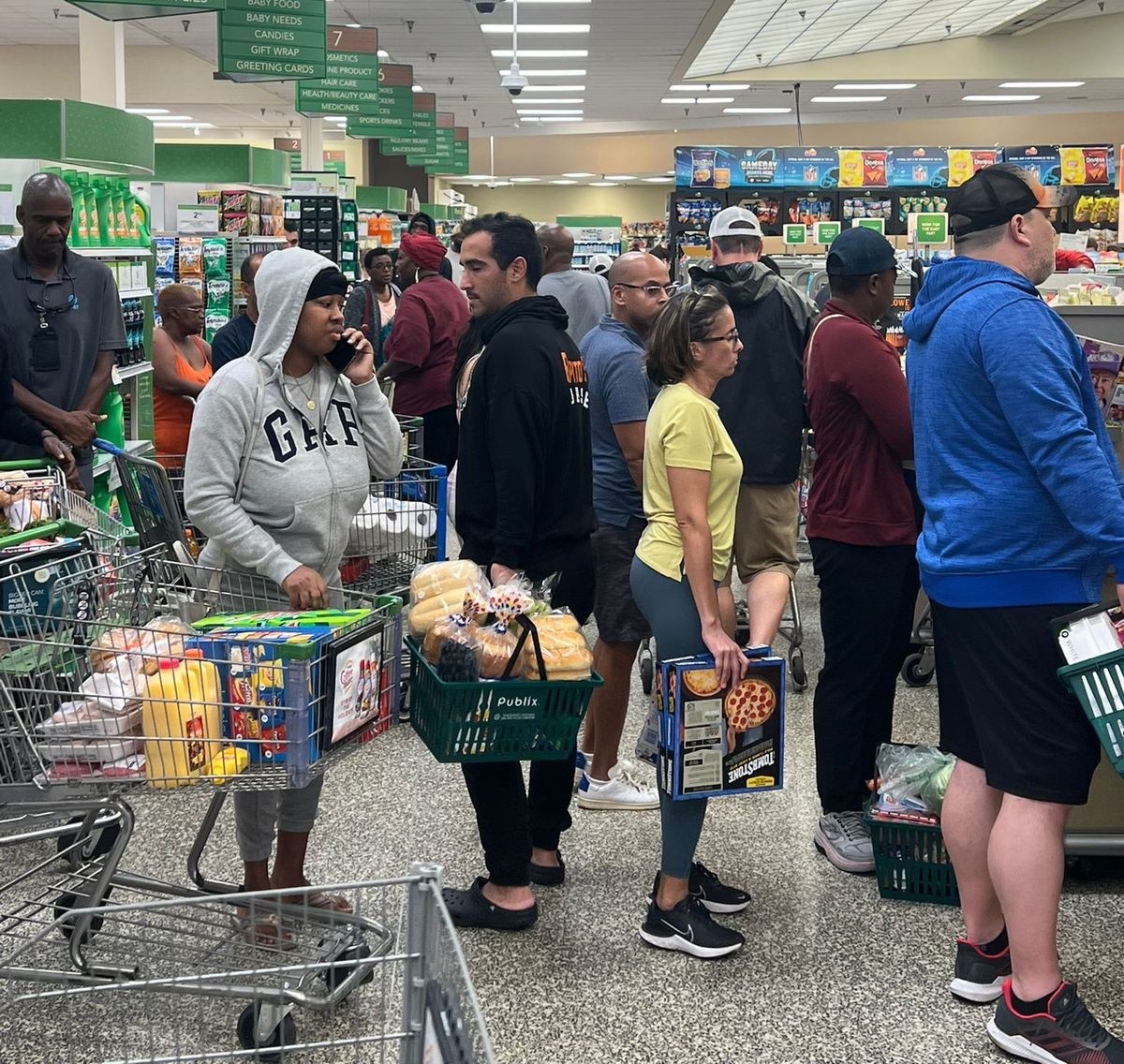 Furacão Ian: brasileiros na Flórida estocam mantimentos e enfrentam filas em supermercados