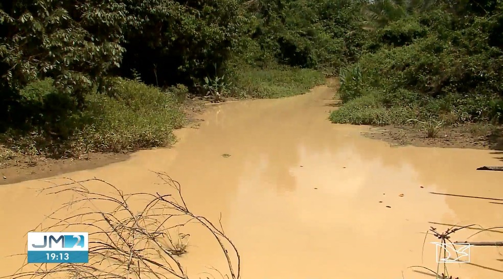 Rios estão sujos e contaminados pela lama e mercúrio, segundo pescadores e pesquisadores — Foto: Reprodução/TV Mirante