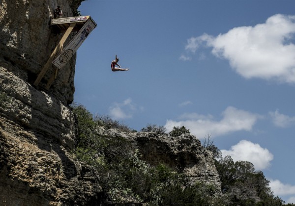 Rachelle saltando de um penhasco: Ela diz que sente medo todas as vezes em que mergulha (Foto: Getty Images)