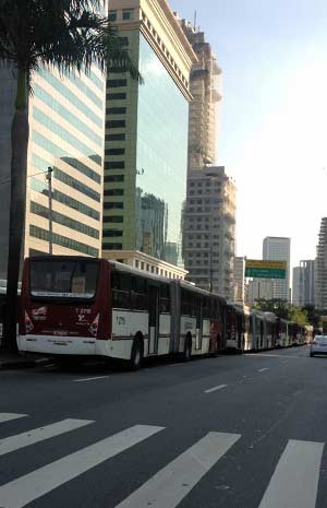 Ônibus parados na Avenida Faria Lima. (Foto: Sttela Vasco/G1)