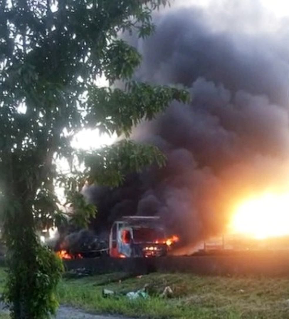 Caminhão com blocos de concreto pegou fogo em Mongaguá, SP — Foto: Reprodução