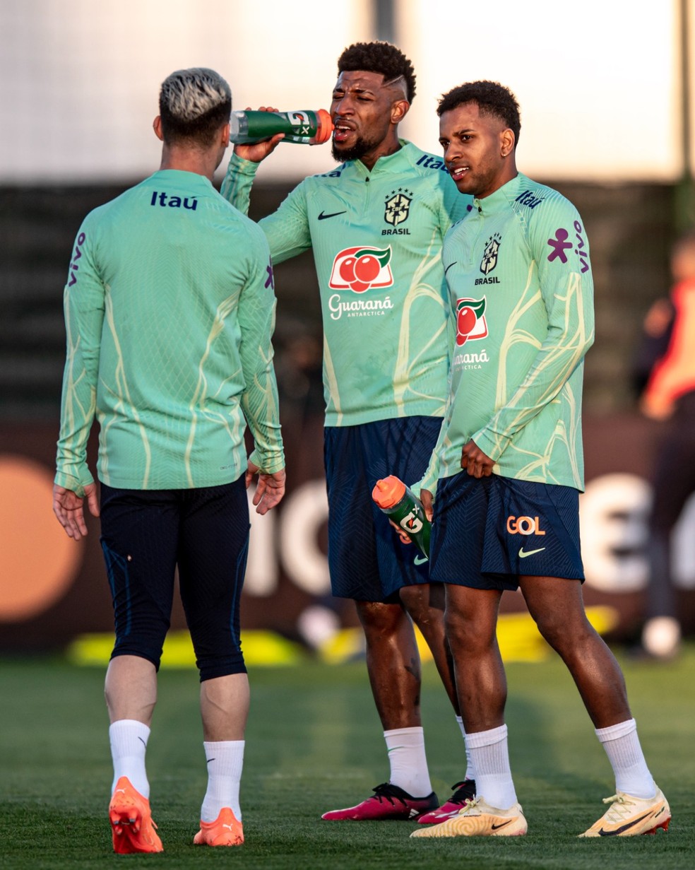 Rodrygo, Emerson Royal e Antony em treino da Seleção no Marrocos — Foto: Yuri Laurindo / One9Football