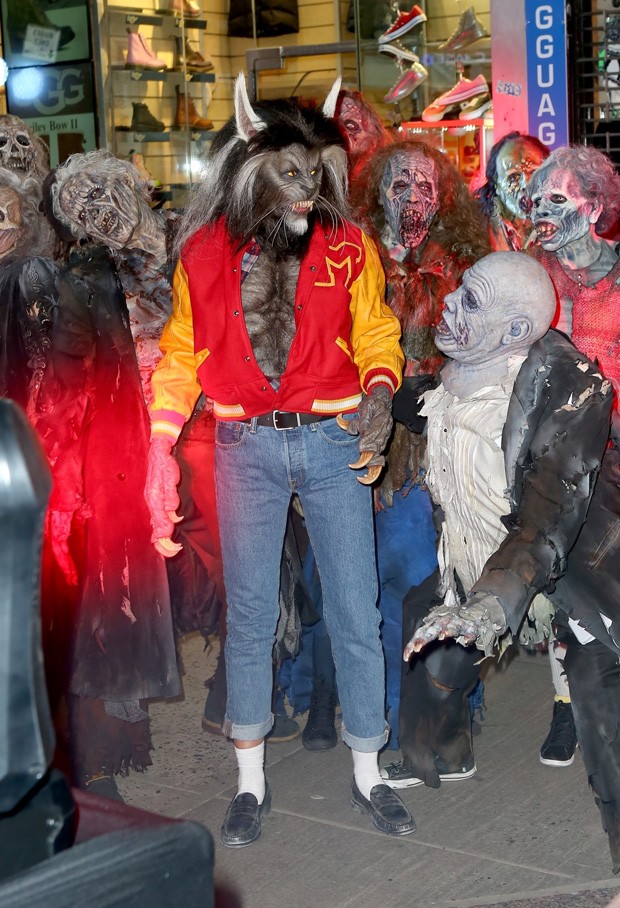 Heidi Klum homenageia Michael Jackson e vai de lobisomem à sua festa de Halloween (Foto: BackGrid)