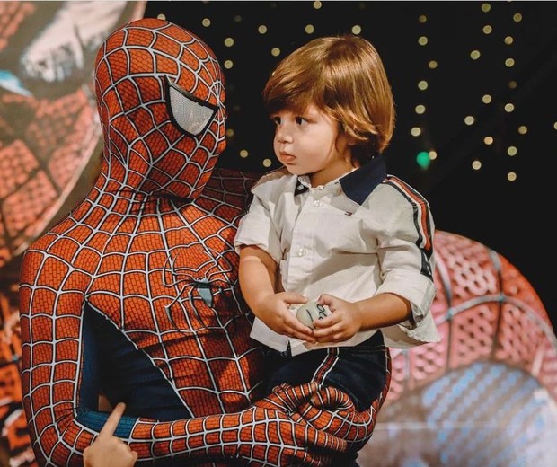 Cristiano se diverte com animador fantasiado de Homem-Aranha (Foto: Divulgação)