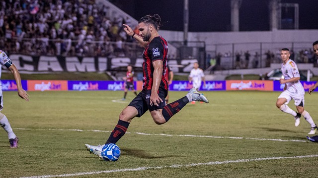 Léo Gamalho em ação pelo Vitória no Frasqueirão