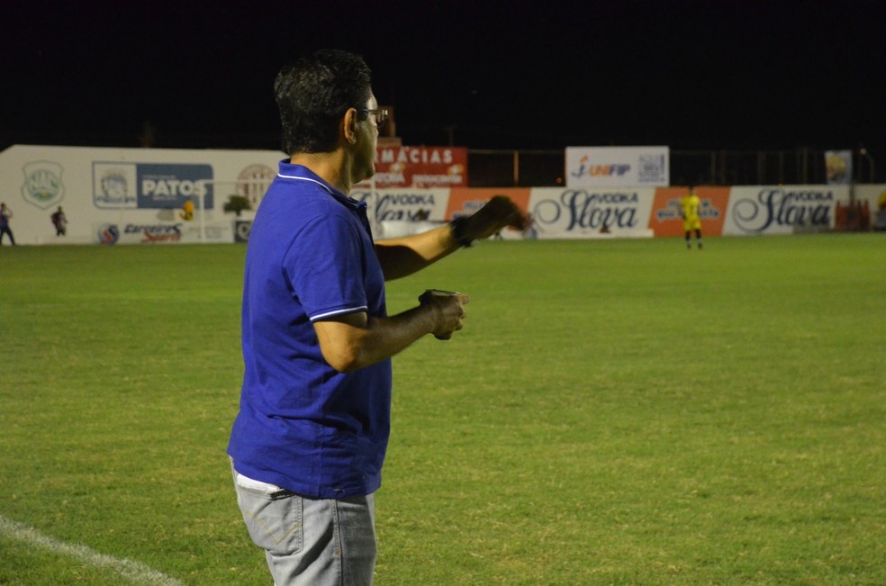 S�rgio China em a��o: treinador passando as instru��es para seus jogadores � beira do campo � Foto: Jos� Filho / Nacional de Patos
