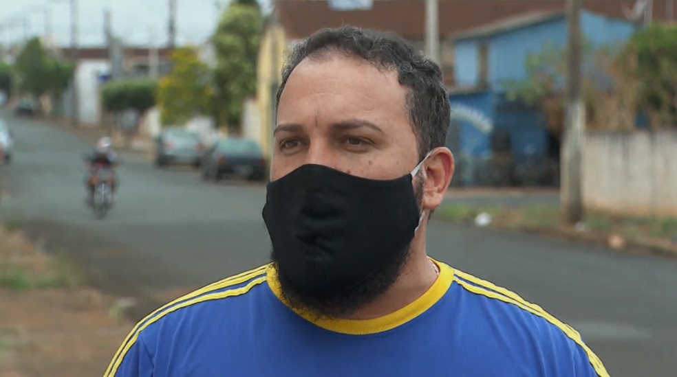 Vendedor ajudou a socorrer homem atropelado e prensado entre carro e caminhonete em Ituverava (SP) — Foto: Jefferson Severiano Neves/EPTV