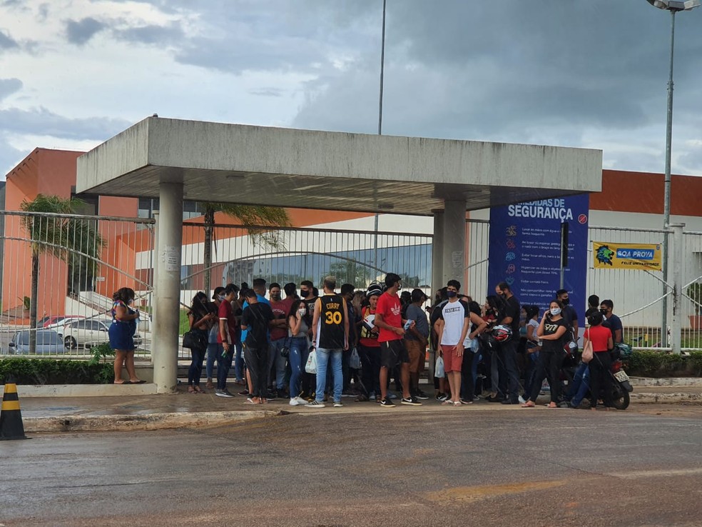 Chuva em Rio Branco na saída das provas do 1º dia fez com que candidatos se aglomerassem  — Foto: Iryá Rodrigues/G1
