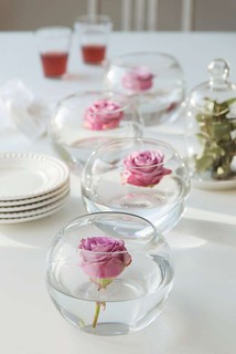 Rosas a boiar no centro de mesa: efeito hipnótico