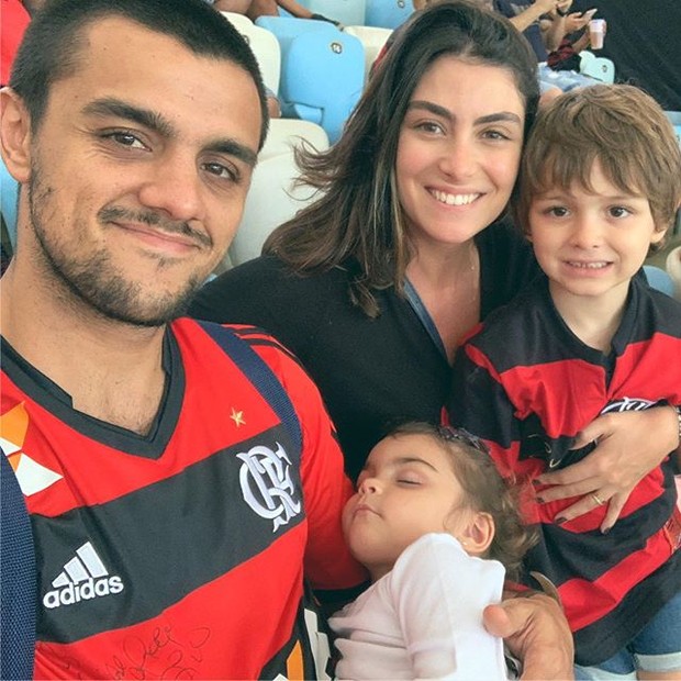 Felipe Simas e Mariana Uhlmann levam os filhos ao Maracanã (Foto: Reprodução/Instagram)