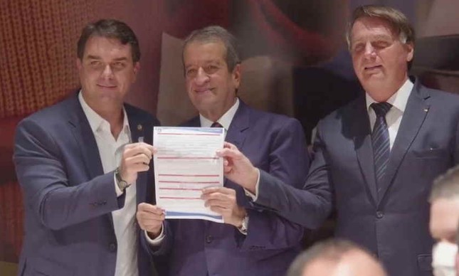 Flávio Bolsonaro, Valdemar Costa Neto e Jair Bolsonaro  