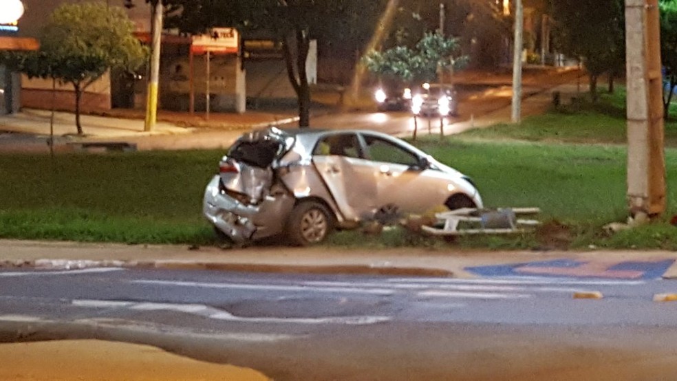 Motorista bateu carro em poste no Parque do Povo (Foto: Paulo Roberto da Silva Pereira/TV Fronteira)