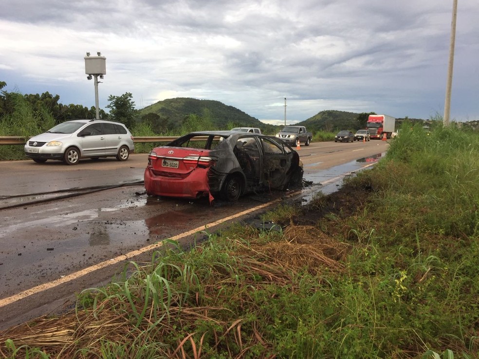 Bombeiros apagaram incêndio no carro (Foto: Wilton Dias/TV Anhanguera)