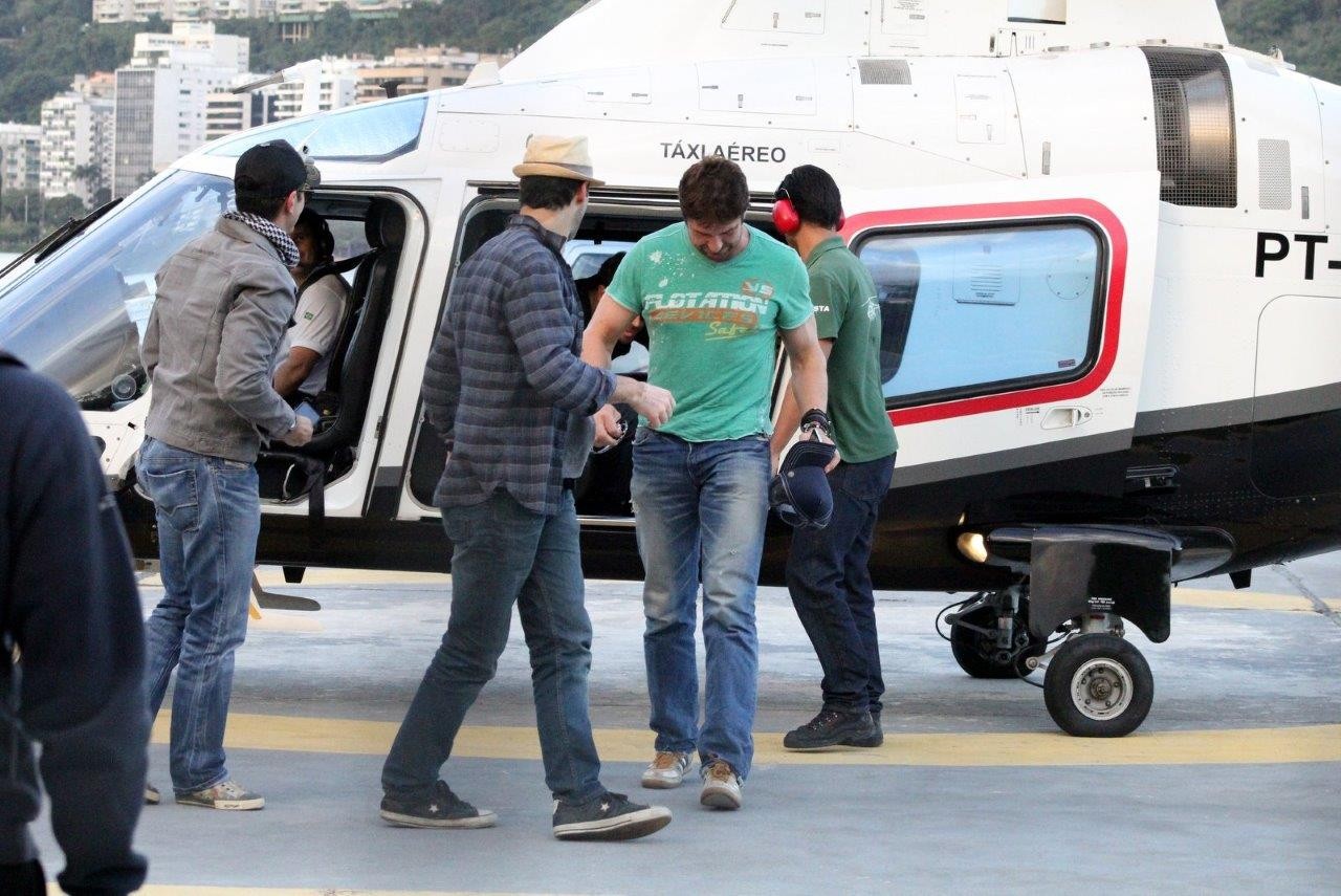 Gerard Butler chegou de helicoptero (Foto: JC pereira/Agnews)