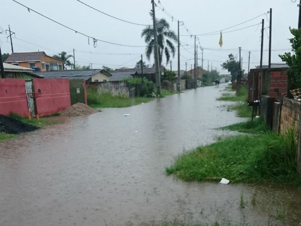 Chuva alagou ruas em São José dos Pinhais  (Foto: Adilson Ribas / Arquivo pessoal )