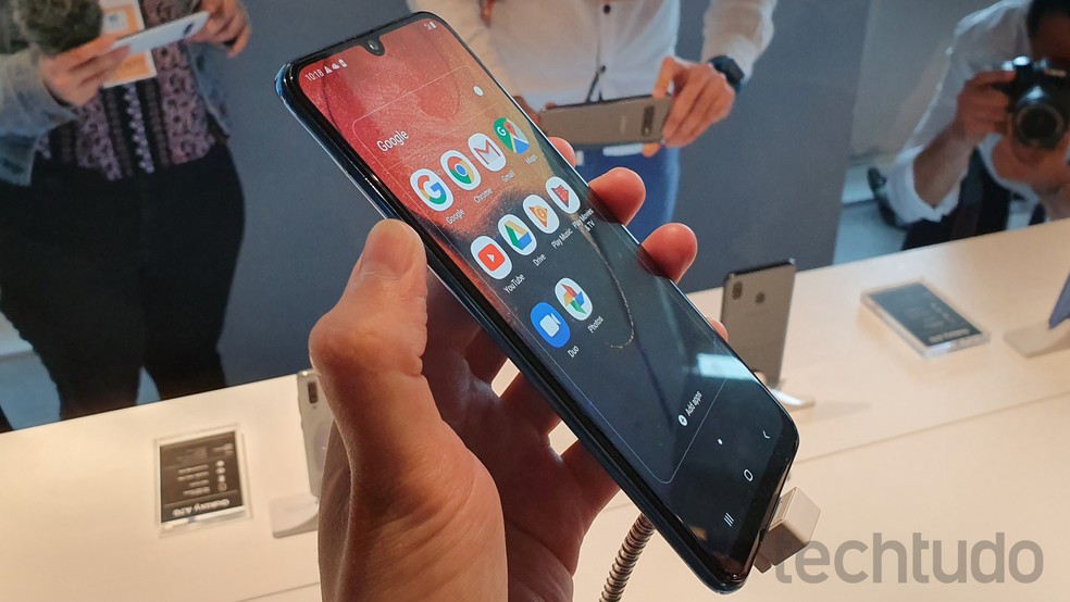 Galaxy A50 tem tela grande, mas corpo é de plástico — Foto: Thássius Veloso/TechTudo