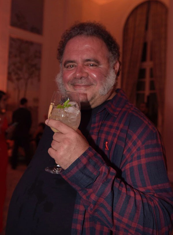 Leo Jaime com drinque de Gin Amazzoni (Foto: Selmy Yassuda)