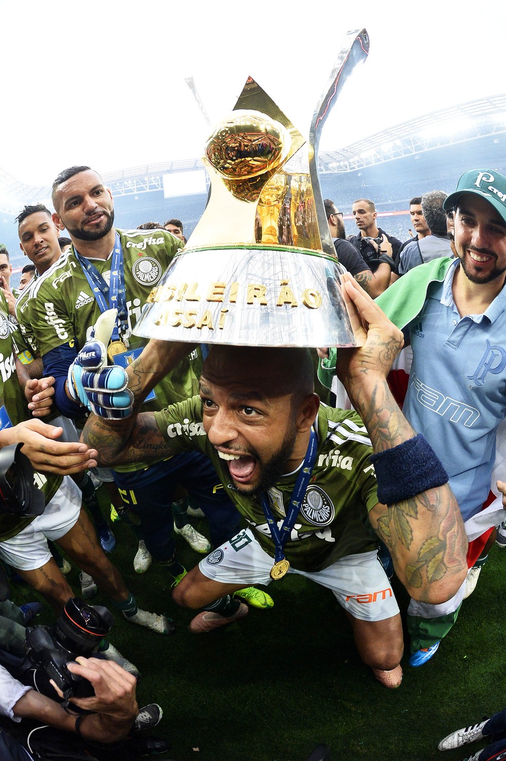 Deca na cabeça: Felipe Melo comemora com a taça do Palmeiras — Foto: Marcos Ribolli