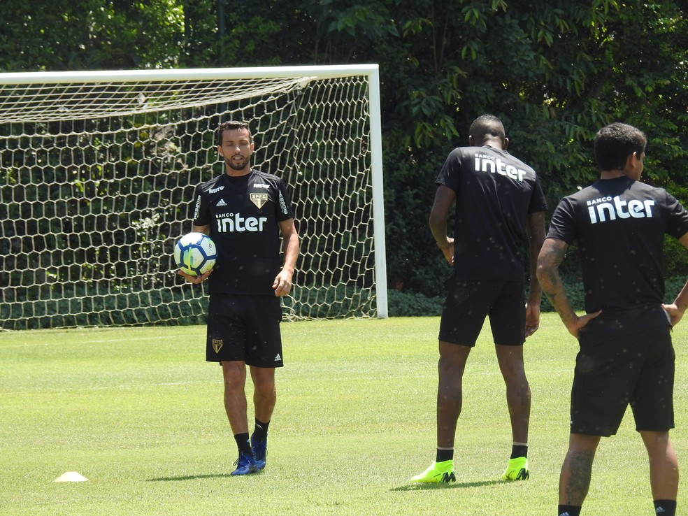 Nenê participa de treino no CT do São Paulo — Foto: Marcelo Hazan