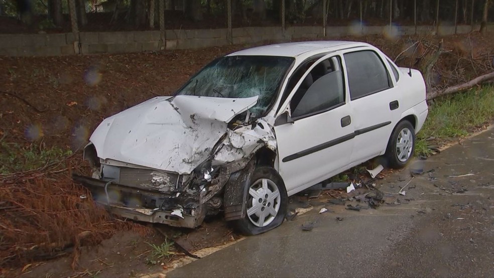 Acidente aconteceu em vicinal entre São Miguel Arcanjo e Itapetininga (Foto: Jaime Rafael/TV TEM)