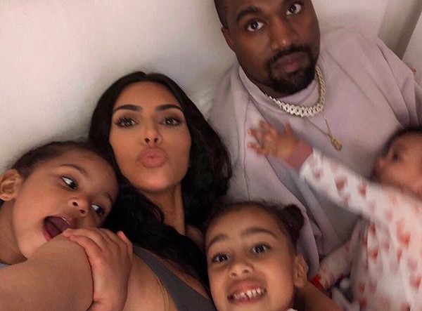 A socialite Kim Kardashian com o marido, o rapper Kanye West, e três dos quatro filhos deles (Foto: Instagram)