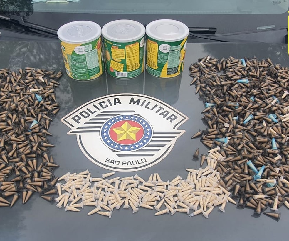 Homem é preso transportando drogas e explosivos na Floriano Rodrigues Pinheiro, em Pinda — Foto: Divulgação / Policia Militar