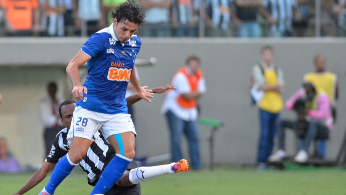 Dono de ataque poderoso, Cruzeiro ainda não venceu o Galo em 2014