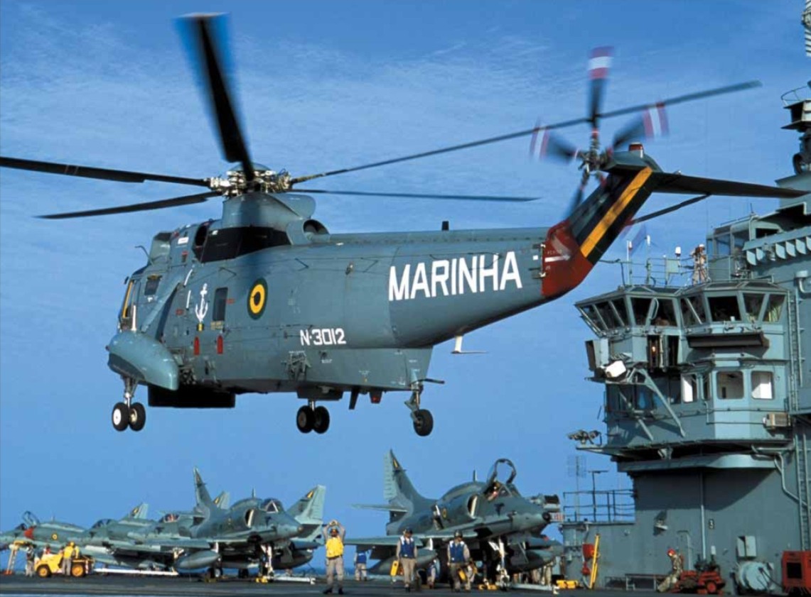 Helicóptero Sikorsky SH-3 Sea King, comprado dos EUA, pousando no São Paulo em 2003 — Foto: U.S. Navy 