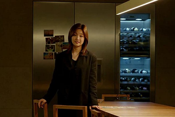 A atriz sul-coreana Park So-dam em cena de Parasita (2019) (Foto: Reprodução)