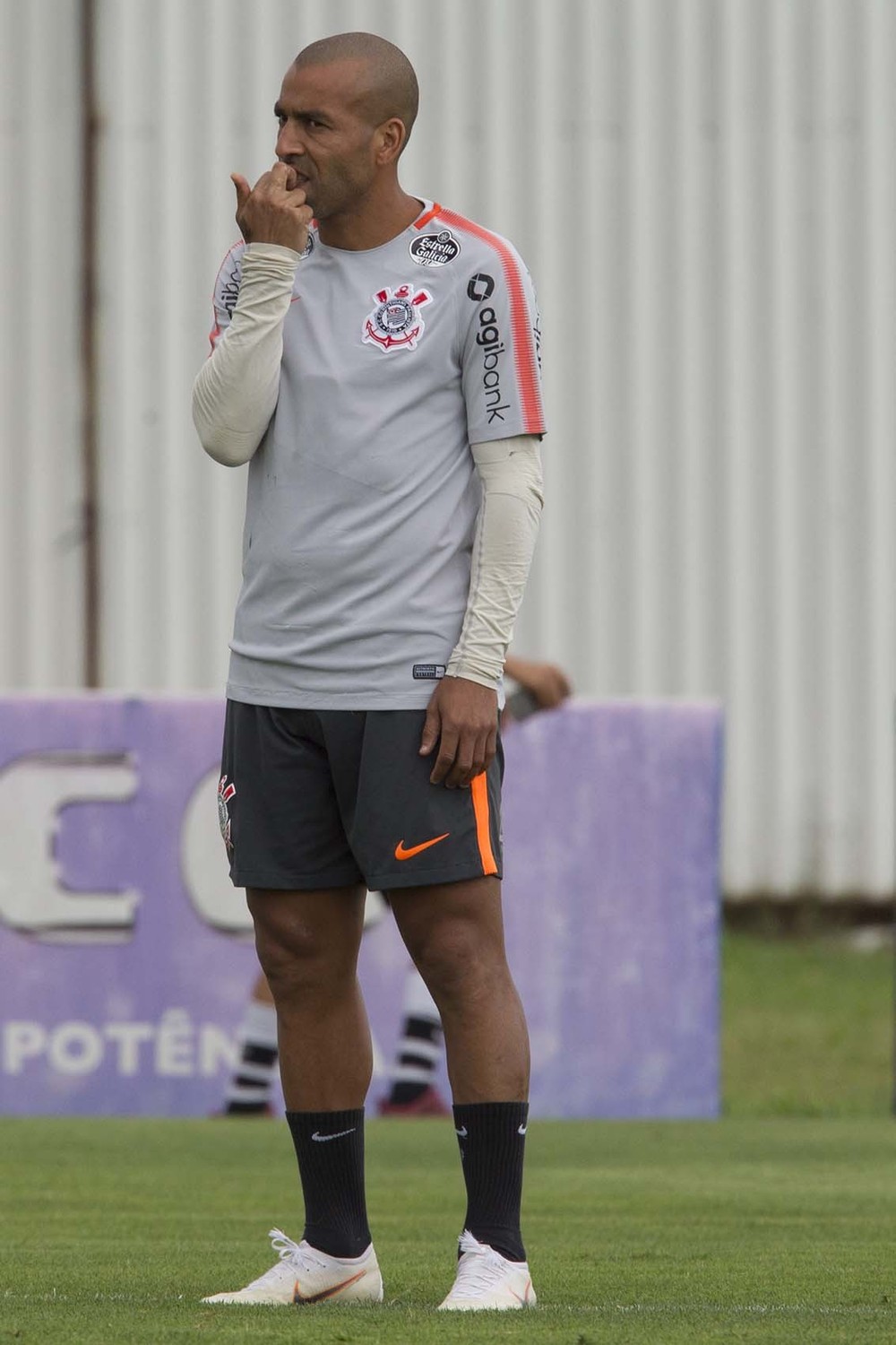 Jadson não treina, e Jair Ventura monta time com volta de Emerson Sheik