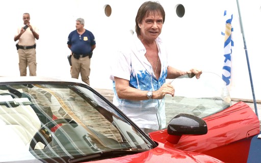 Roberto Carlos chega dirigindo carro de luxo para embarcar em seu cruzeiro