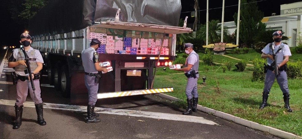 Caixas de cigarros contrabandeados foram apreendidas pela polícia em Araçatuba (SP) — Foto: Polícia Rodoviária/Divulgação