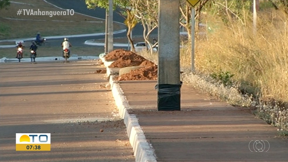 Postes estão sendo instalados no meio da calçada — Foto: Reprodução/TV Anhanguera