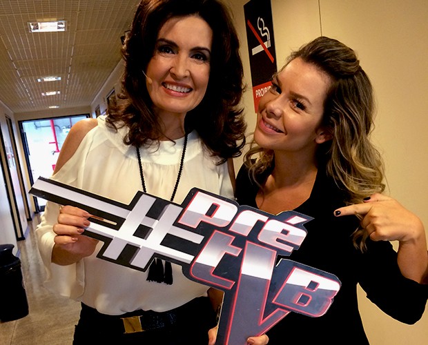 Fátima Bernardes e Fernanda Souza fazem pose e divulgam o #PréTVB (Foto: The Voice Brasil/TVGlobo)