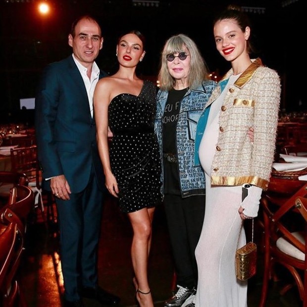 A atriz posou ao lado do estilista Amir Slama, Isis Valverde e Rita Lee (Foto: reprodução/ instagram)