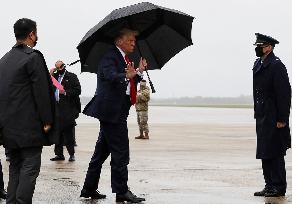 Presidente dos EUA, Donald Trump, enquanto se preparava para embarcar para a Flórida nesta segunda-feira (12) — Foto: Jonathan Ernst/Reuters