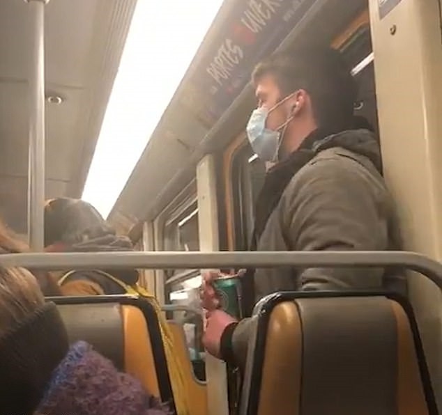 Passageiro com máscara lambe a mão e passa em barra de metrô na Bélgica (Foto: Twitter/ Reprodução)