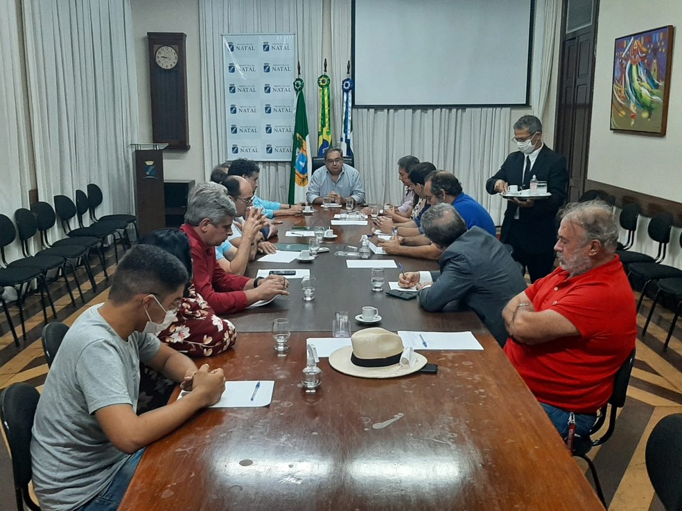 Reunião entre prefeito e representantes das empresas de ônibus em Natal — Foto: Samuel Florêncio/Inter TV Cabugi