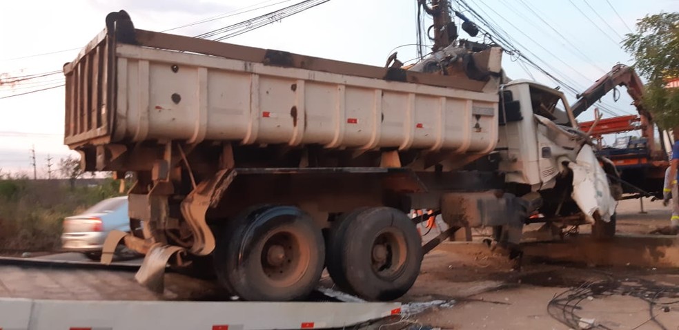Caminhão derrubou dois postes no bairro Morada Nova, Zona Sul de Teresina — Foto: Divulgação/PRF