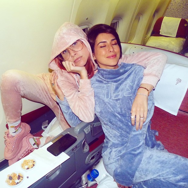 Julia Faria posa com Fê Paes Leme no avião e fãs reprovam (Foto: Reprodução/Instagram)