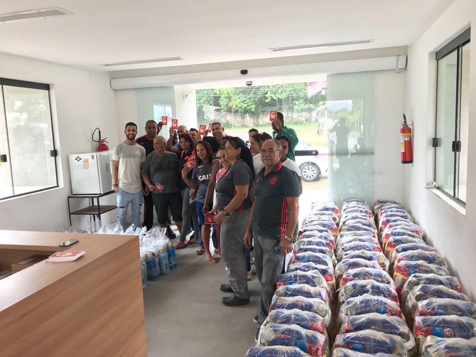 Negociado em janeiro, Jorge Noel visita CT, distribui cestas e cartões