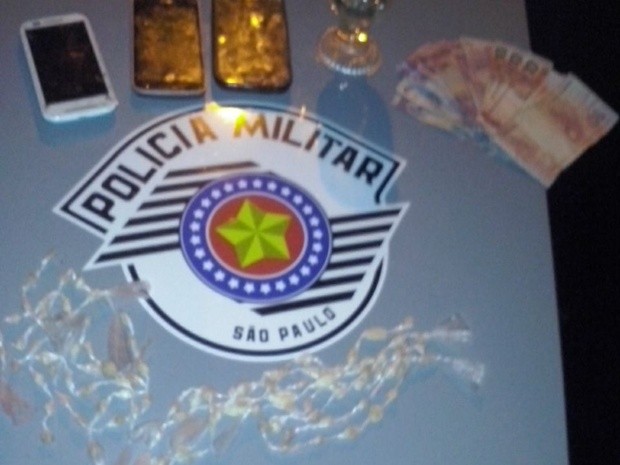 Pedras de crack, porções de maconha e dinheiro foram apreendidos pela polícia (Foto: Arquivo pessoal)