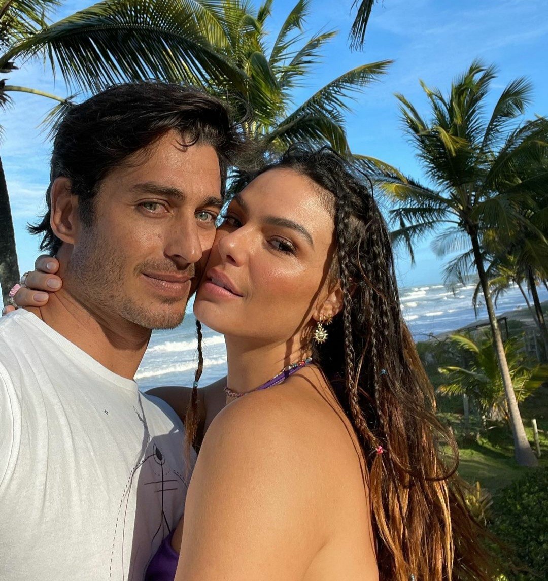Isis Valverde e o marido, André Resende, na Bahia  (Foto: Reprodução / Instagram )