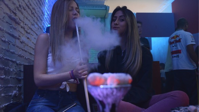 Tabacaria vira moda no Brasil e jovens chegam a evitar bares sem narguilé