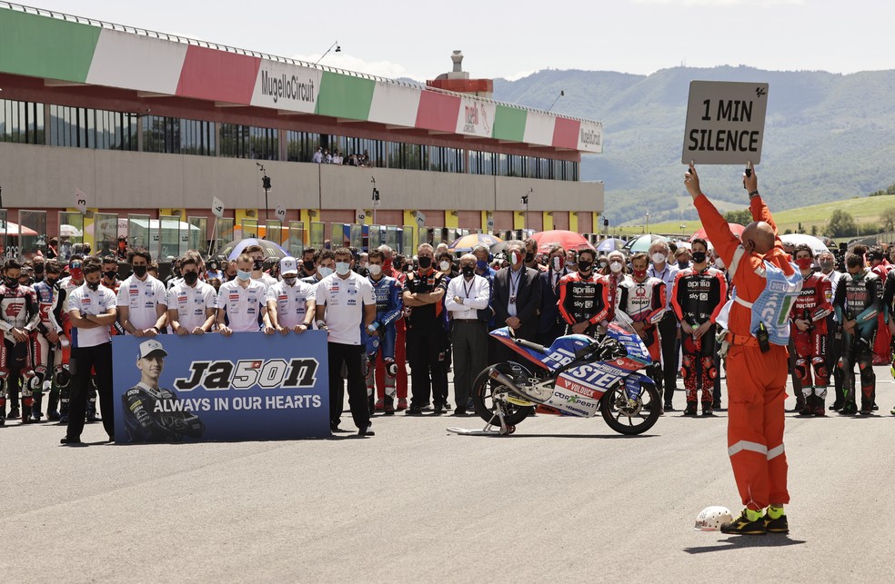Moto3 fez homenagem a Jason Dupasquier antes do GP da Itália neste domingo — Foto: REUTERS/Ciro De Luca
