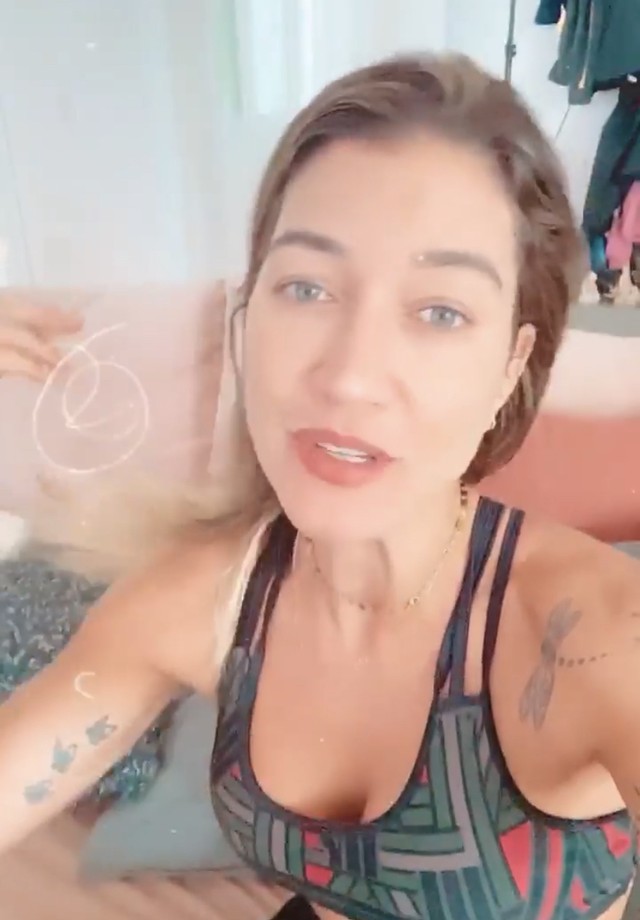 Gabriela Pugliesi se distrai com reality show e skincare (Foto: Reprodução/Instagram)